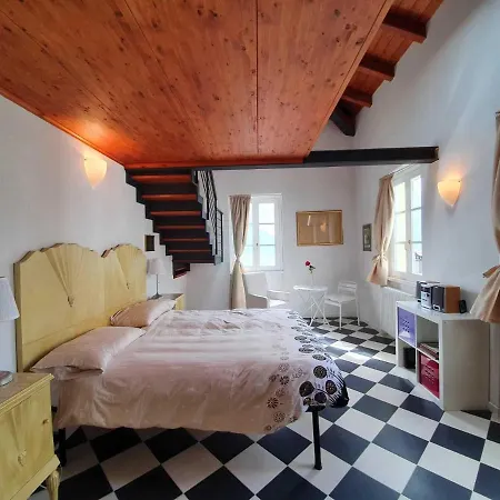 Inviting In With Balcony *