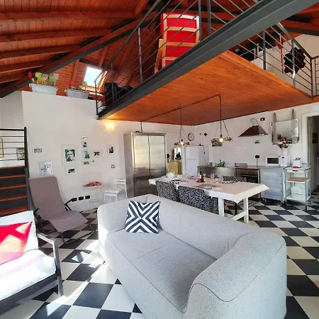 Inviting In With Balcony Daire